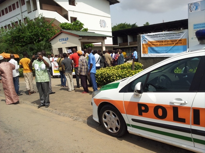 Des policiers pourchassés par des inconnus